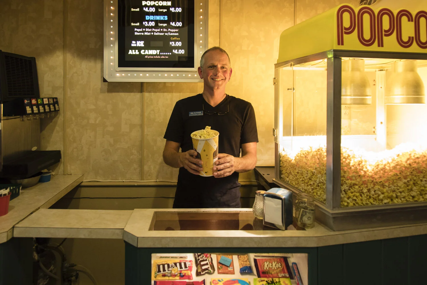 There is a little independent art cinema here. The ticket-taker is in no hurry. If you ask for popcorn he scoots around to the popcorn stand and takes care of that with a smile, then goes back to the ticket counter. The cinema was built for the purpose in the late 1920s but the interior building style is like a church.. The seats are comfortable, the aisles are clean and the tickets are reasonable.