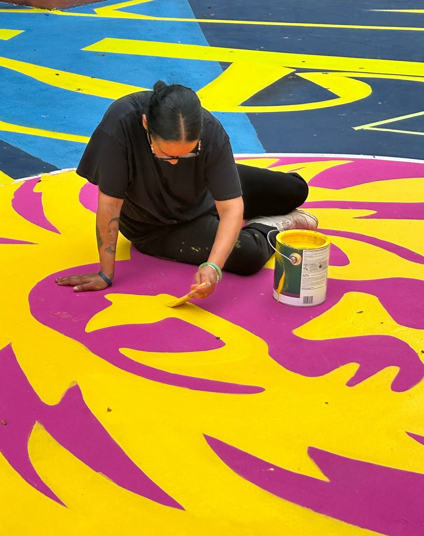 ⚠️ 🚧 ❯❯❯❯ In progress! 🎨🔥 Excited to be teaming up with friends @lisaprojectnyc @thedrif L.I.S.A. Project NYC and artist collaborator Oscar &ldquo;Osk&rdquo; Castillo @osk_osk_ on a bold new basketball court mural at PS 79 in East Harlem, NYC. Mer