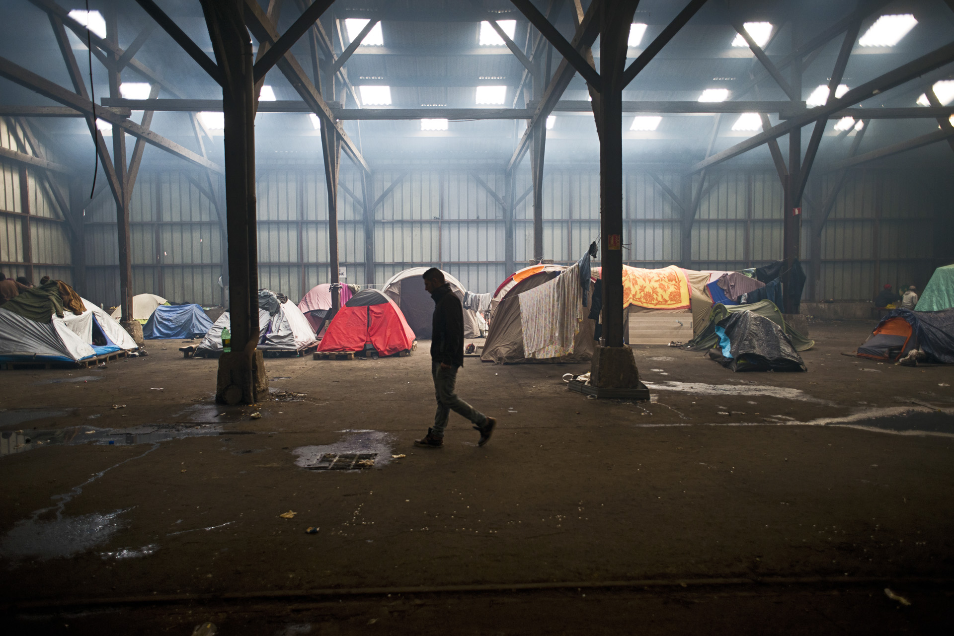  Le squat Galloo dans le centre de Calais est une ancienne usine qui accueille environ 600 migrants et plusieurs dizaines de femmes, principalement originaires du Soudan. Certains migrants sont installés à l’intérieur des batiments, d’autres vivent e