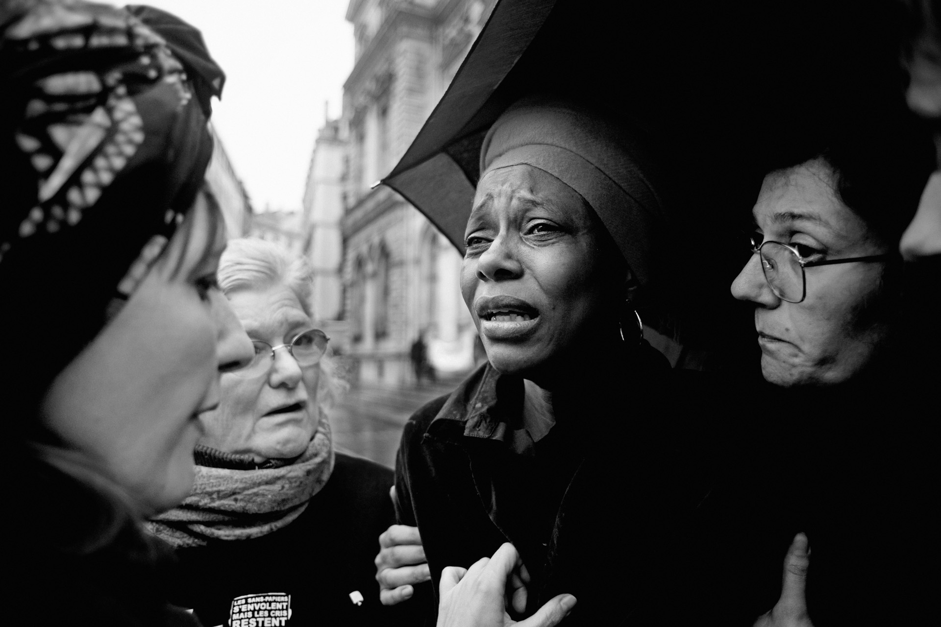  RESF RASSEMBLEMENT PLACE DES TERREAUX EN SOUTIEN À GUILHERME PERE DE FAMILLE ANGOLAIS EN VOIE D'EXPULSION. LE RASSEMBLEMENT SE TRANSFORMERA EN MANIF JUSQU'A LA PREFECTURE. ENVIRON 300 PERSONNES. LYON LE 7 AVRIL 2010 