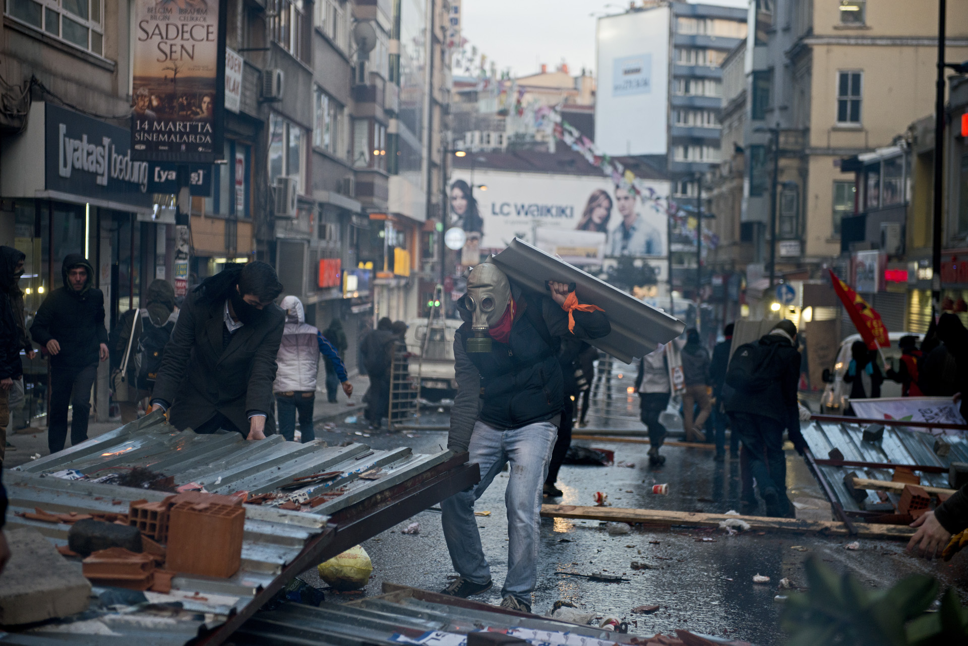  Istanbul le 12 mars 2014
A l’approche de la place Taksim, les forces de police décident de disperser la manifestation dans une débauche de violence qui ne reste pas sans réponse. En quelques minutes les rues autour de la station de métro d’Uçmanbay 