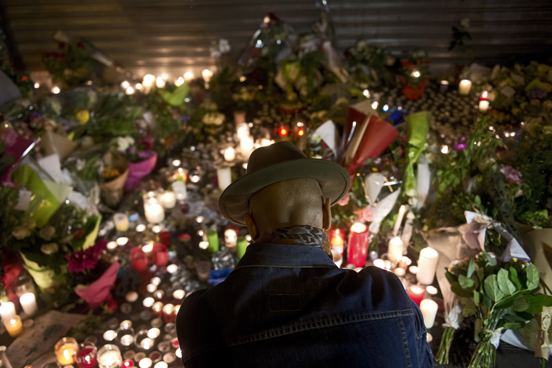  LENDEMAIN DES ATTENTAT DE PARIS LE 14 NOVEMBRE 92 RUE DE CHARONNE DEVANT LA BELLE EQUIPE 