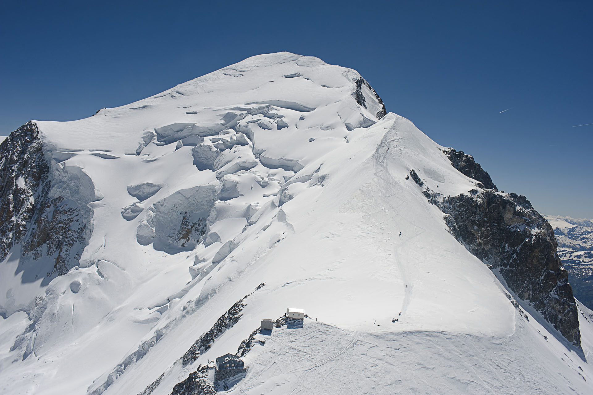  La Voie Normale de l'ascension du Mont Blanc. 

La cabane Vallo, 4362 m d'altitude (En bas de l'image) est le dernier abri ( non gardé) avant e sommet ( en haut de l'image) du Mont Blanc à 4810 m d'altitude. En été, les missions de secours du PGHM d