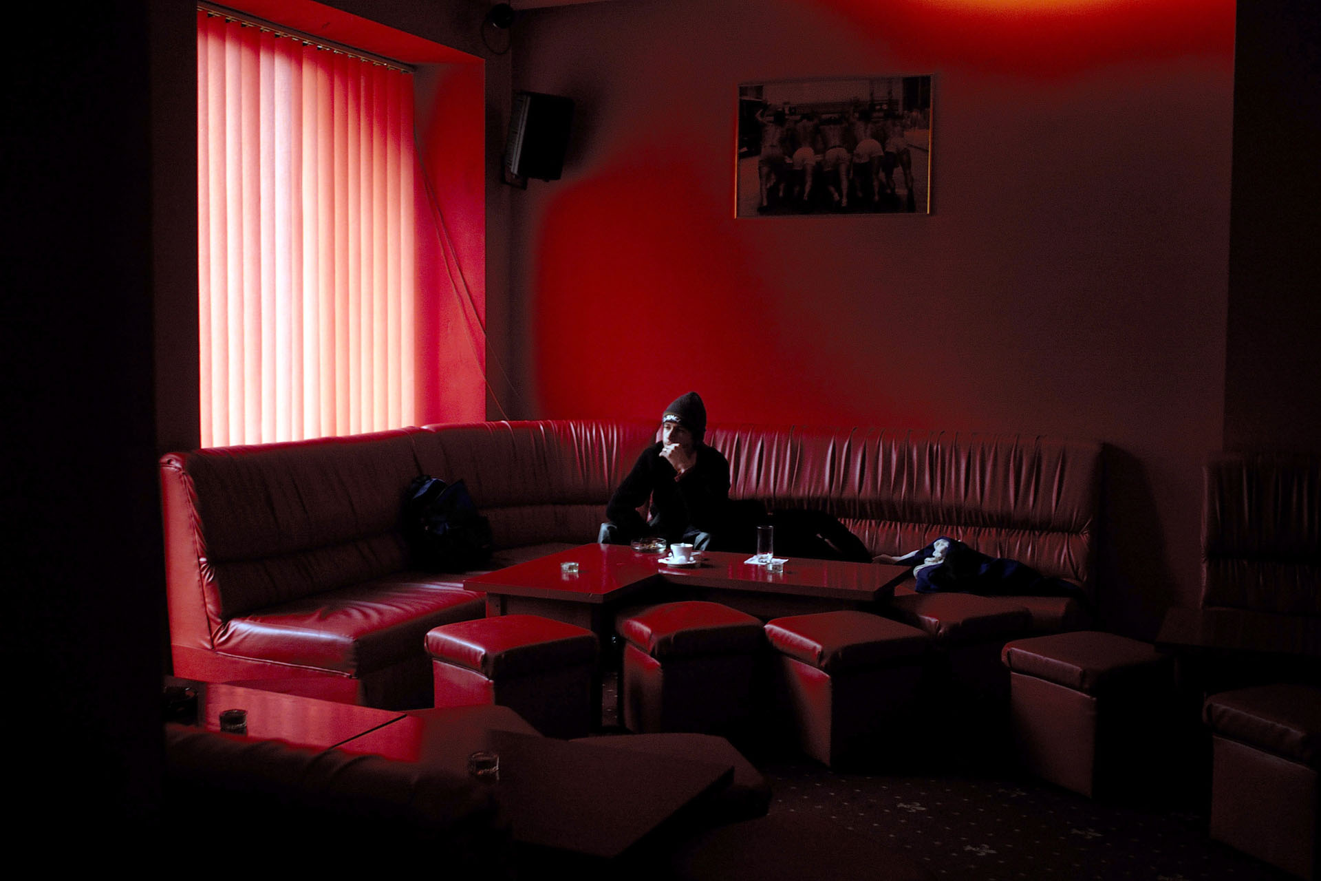  Le "Red Heart", seul bar/club de la ville à afficher le drapeau arc en ciel. Ouvert de jour comme de nuit.  *** Local Caption *** Bucarest, Etre homosexuel, Janvier 2006 