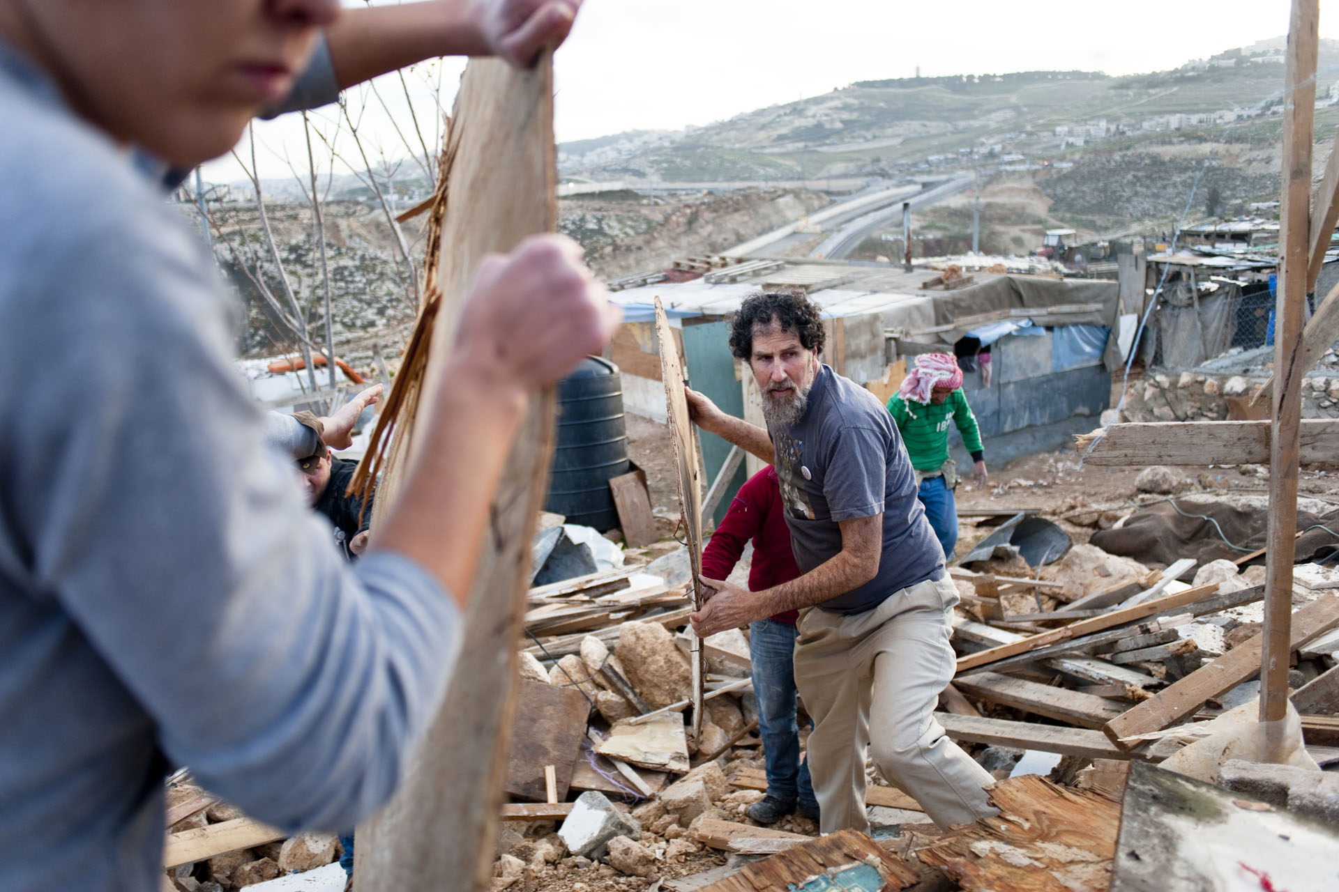  ANATA / PALESTINE
DEUX JOURS APRES LEUR DESTRUCTION, PALESTINIEN ET BEDOUIN RECONSTRUISENT LEUR MAISON DETRUITES EN PLEINE NUIT PAR LES BULLDOZERS ACOMPAGNE PAR L'ARMEE ISRAELIENNE

6 FOYERS SONT CONCERNES DONT UNE VINGTAINE D ENFANTS.
DES ISRAELIEN