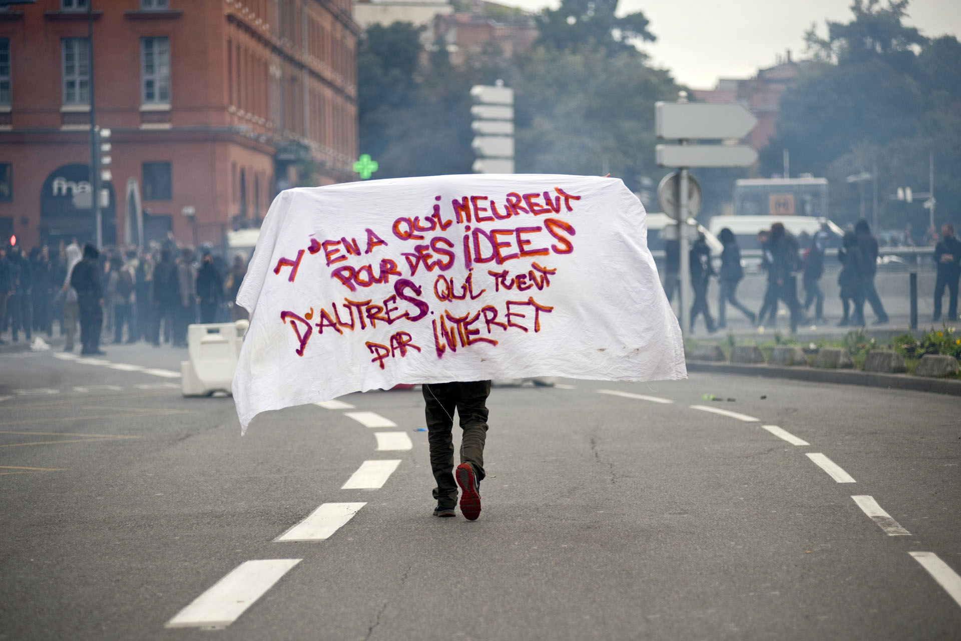  TOULOUSE, 8 NOVEMBRE 2014
JOURNEE D APPEL A RASSEMBLEMENT, en mémoire de Remi FRAISSE.
Pour : l'abandon définitif du projet de barrage a Sivens,Pour la démilitarisation de l’espace public et pour l'amnistie complète des inculpe-es de Sivens. 
Rassem