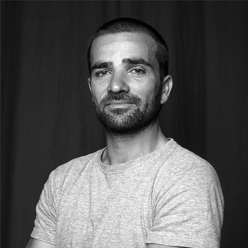 Morgan Fache De sa première vie en tant que travailleur social, Morgan Fache a gardé une aisance particulière en terrains mouvants et une sensibilité pour les histoires de communauté. Ses travaux l'ont emmené de l’Océan Indien en Asie du Sud-Est, en passant par l’Europe et le Pacifique. Formé à l’Ecole des Métiers de l’Information à Paris, il en ressort réflexif avec un talent insolent. Il est très apprécié des ONG, des collectivités territoriales, des entreprises internationales et… de la mode. Il travaille entre la France et la zone de l’Océan Indien, il est basé à Bordeaux.