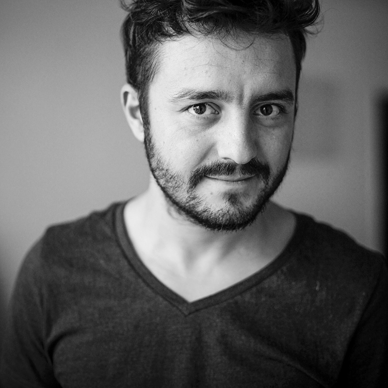 Hugo Ribes traverse les sciences politiques avant d’intégrer l' École des métiers de l'information, spécialité «photojournalisme ». De la politique, il garde le goùt des relations sociales complexes, des destins et destinations improbables. Il n’a pas son pareil dans les évènements de groupes, les séminaires, dans les formations kick offs, les évènements sportifs et les institutions Il est basé à Lyon en gardant des clients à Paris.