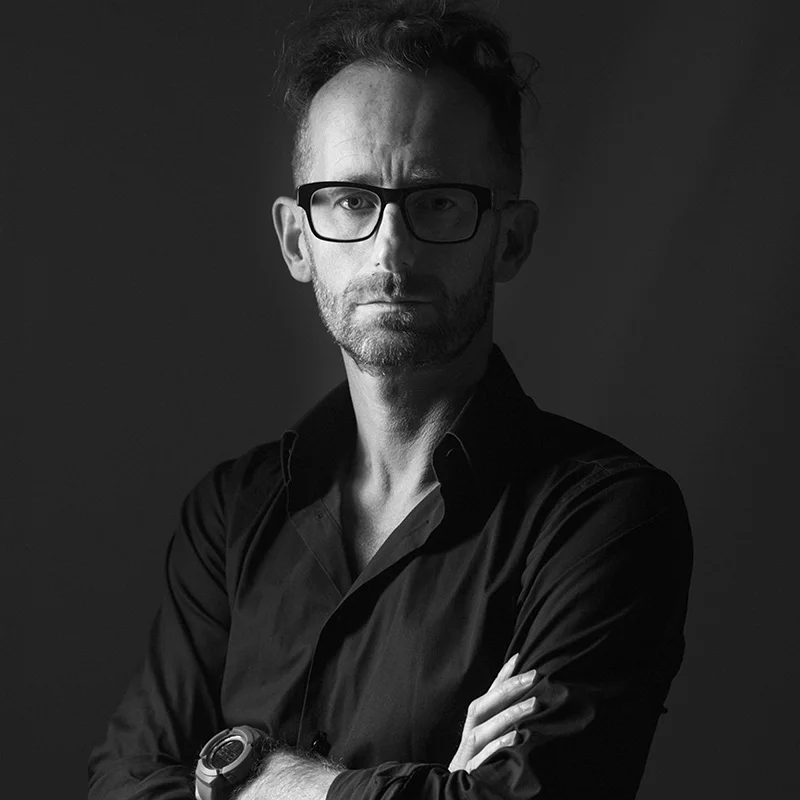Franck Boutonnet se forme en économie et évolue dans le milieu de l’entreprise avant de se passionner pour le photojournalisme. Victime d’un carnet d’adresses hors du commun, d’une générosité pathologique et d’un talent agaçant, il se fait happer d’un mariage à un autre jusqu’à devenir l’un de ses photographes de premier plan. Partout dans le monde, il construit une iconographie de l’émotion sociale depuis les cérémonies familiales jusqu’aux funérailles nationales des hommes et femmes qui ont marqué le XXème siècle. Son regard et sa photographie au cordeau en fond un acteur prisé de la photographie d’évènements et du reportage en entreprise. Il est basé à Lyon et parcourt le monde.
