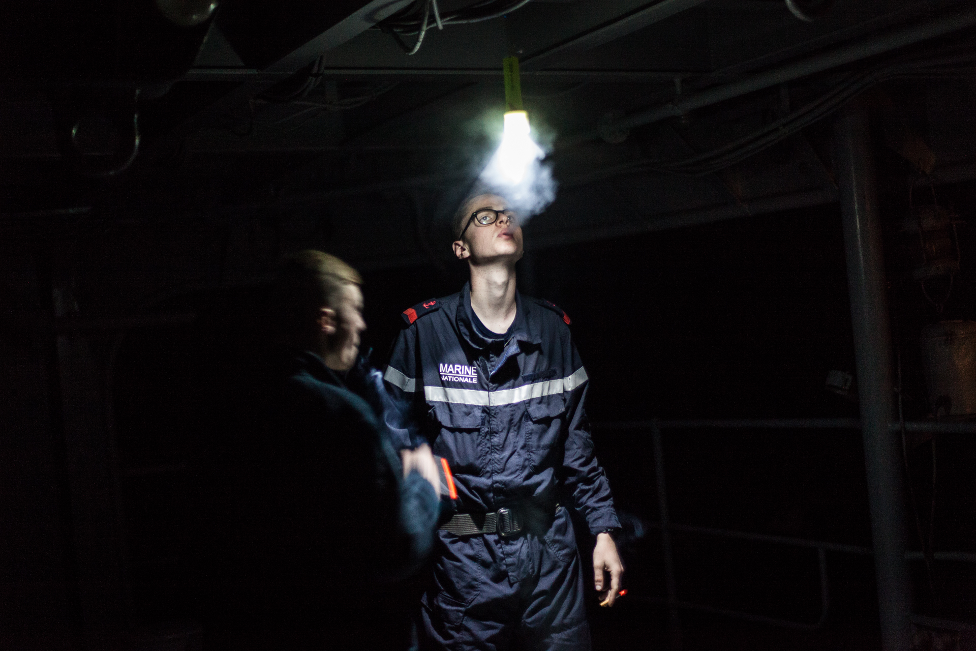 Mer méditerrannée, 01.12.2015. Pause cigarette pour un membre de l'équipage, sur la plage arrière de la frégate le "Jean Bart", lors d'exercices interarmées en Méditerrannée. 