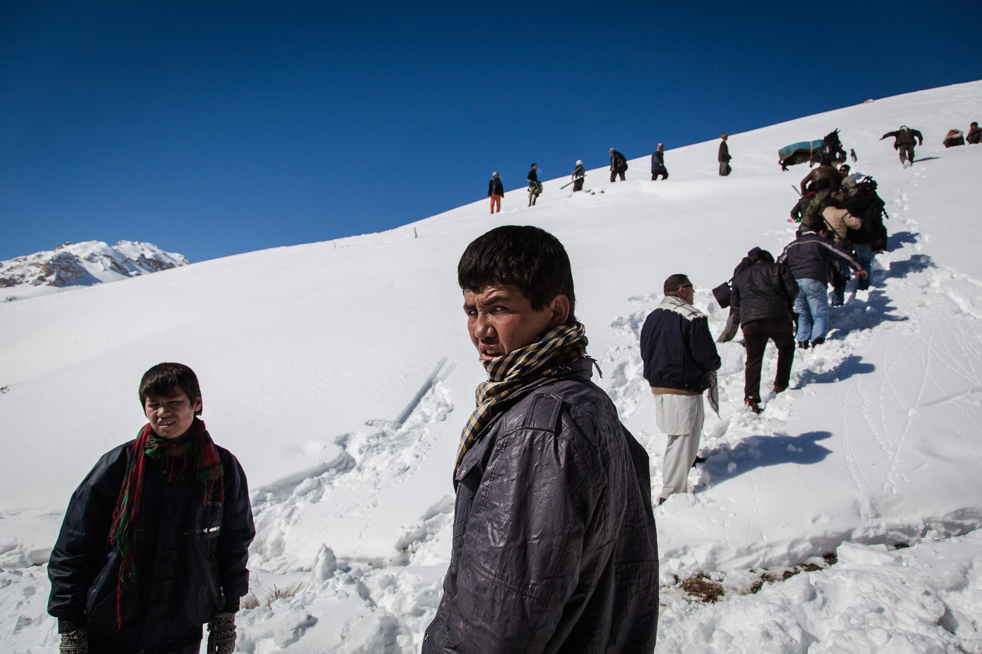  koh-e-baba, 1er Mars 2013. de jeunes afghans montent  vers le départ de l'afghan ski challenge.

Koh-e-Baba, March 1, 2013. Young Afghans wlking to the start of the Afghan ski challenge. 