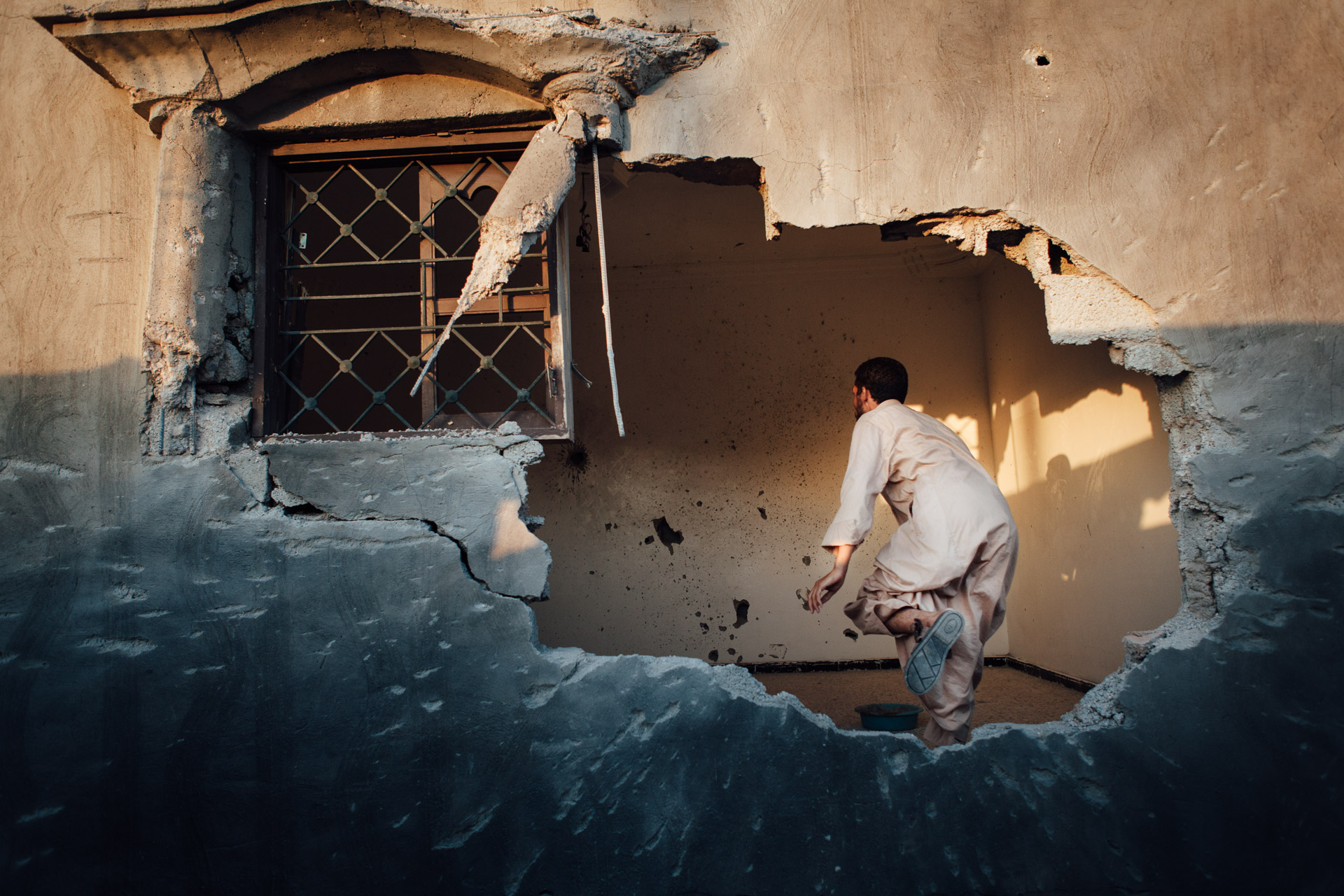  Cheguiga, Juillet 2012. Dans les ruines des quartiers civils récemment pilonnés par les brigades de Zenten. Les membres de la tribu des Machachia sont encore accusés par la brigade de Zenten d'être fidèles au régime de Kadhafi.

Cheguiga, July 2012.