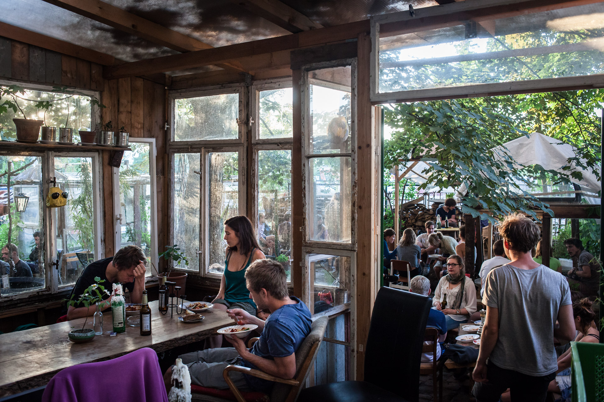  Leipzig, le 3 Juillet 2014. A tour de rôle, les projets communautaires (house projects) organisent des cuisines partagées. Les habitants d'une maison cuisinent et invitent ceux qui le souhaitent à venir partager un plat simple, contre une modeste do