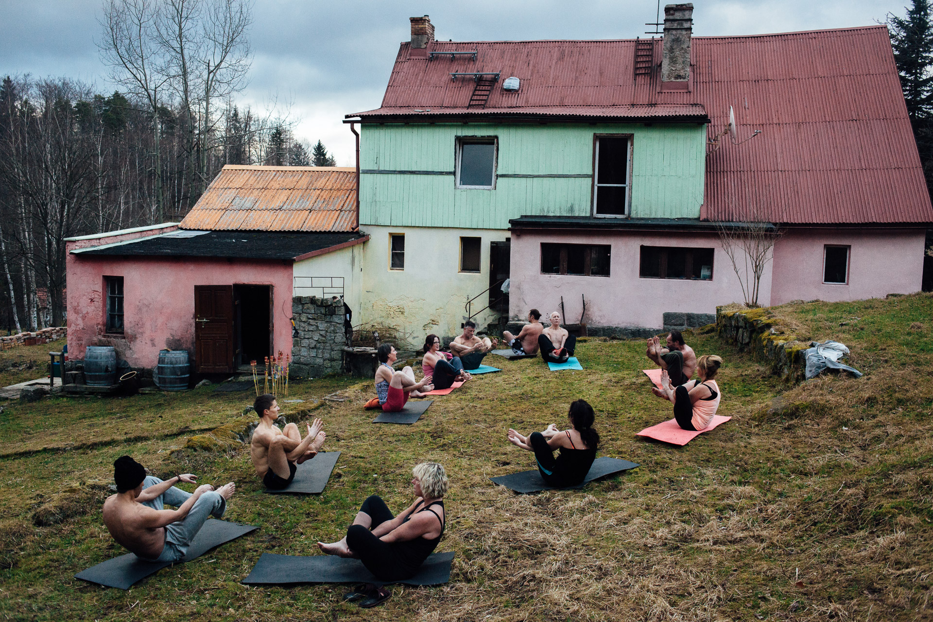  Przesieka, Poland, 12/02/2014. Les stagiaires s'échauffent et réalisent des exercices de respiration lors du stage de resistance au froid organisé par Wim Hof (Iceman).

Przesieka, Poland, 12.02.2014. Trainees warm up and perform breathing exercises