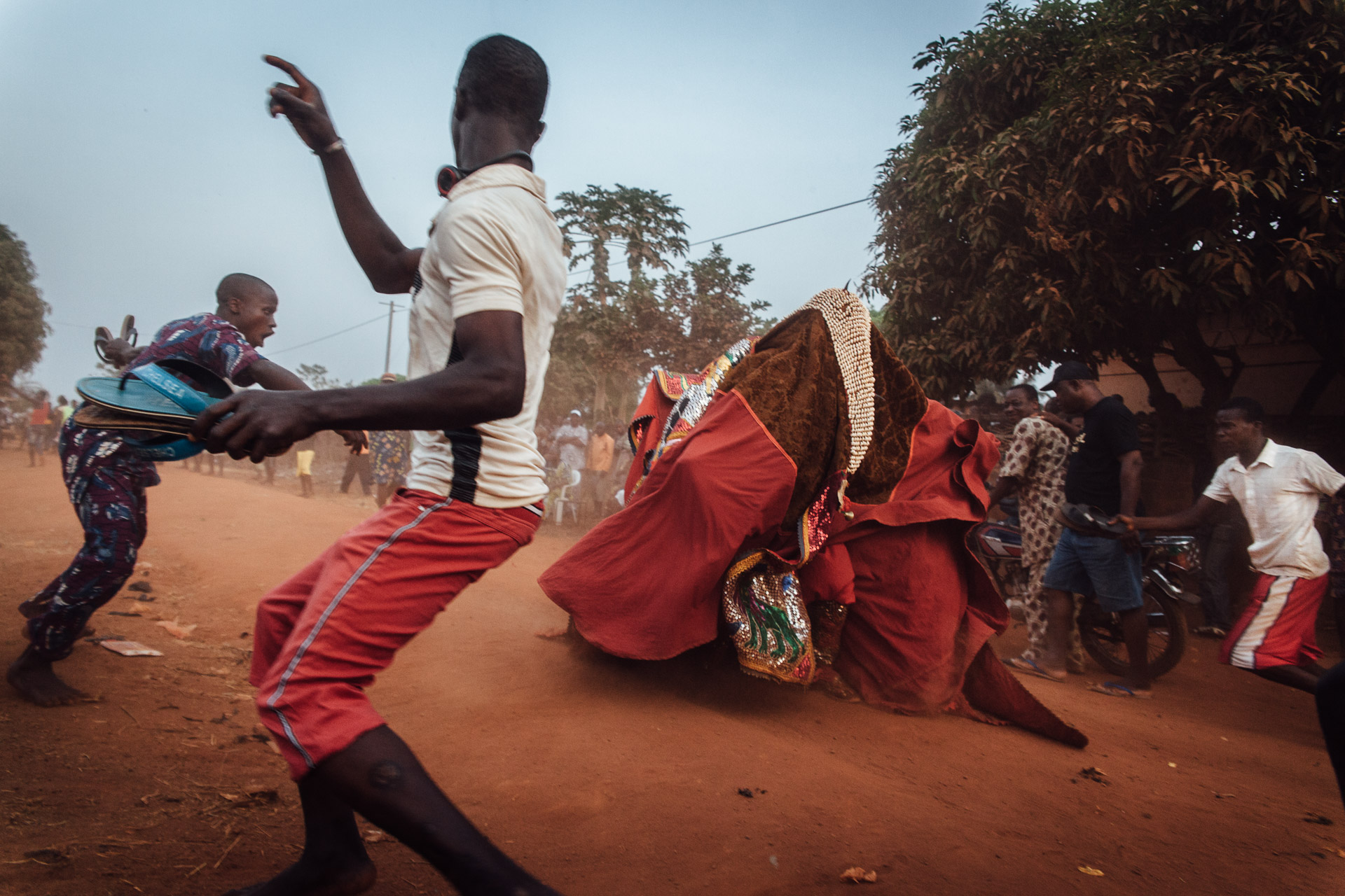  Abomey, Bénin, 29 Janvier 2012. Cérémonie des revenants (Kuvito) à Abomey, lors des fêtes familiales Djimassé. Les ancêtres prennent forme humaine, recouverts de costumes bariolés, pour visiter le royaume des vivants et bénir la famille. Les village