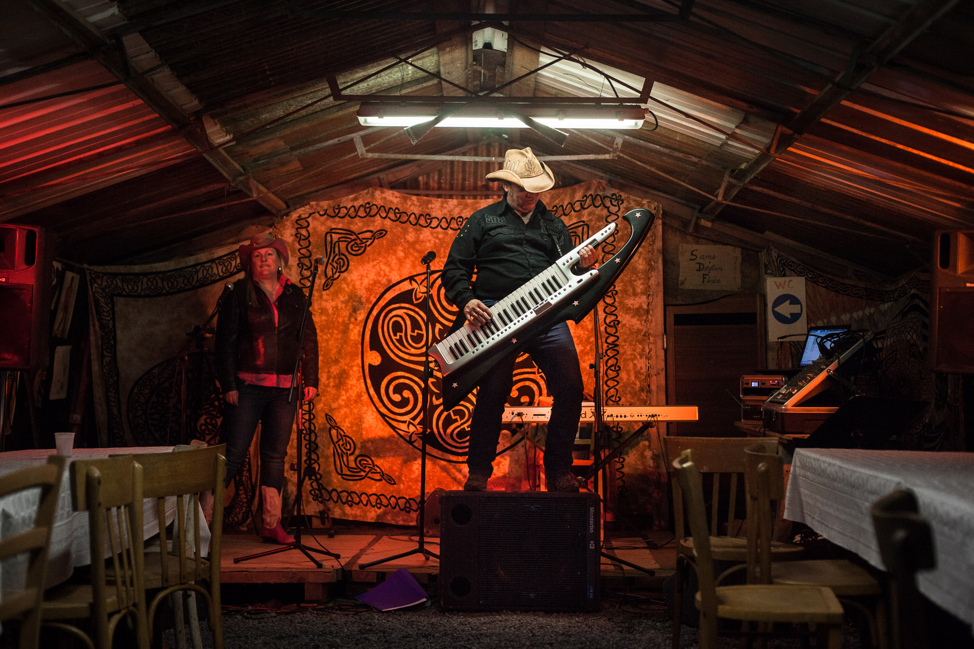  Villebeéon, le 3 Mai 2014. Steve et Heather, amis de l'association viennent se produire en concert au village.

Villebeéon, 3 May 2014 Steve and Heather, friends of the association are to perform in concert in the village. 