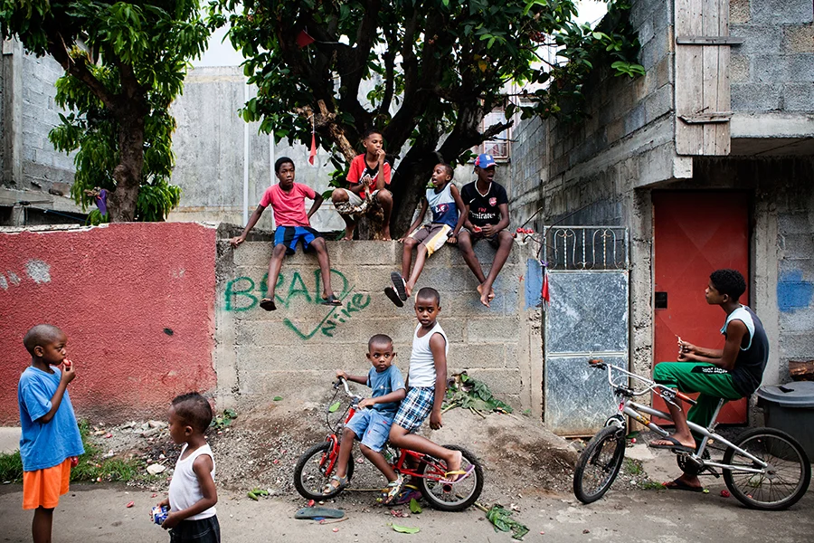 December 14., 2014, Port-Louis, Mauritius. During the day, life is in full swing in the Batterie Cassée district. Streets are animated, families get out on the pavement, children play simply. But when night comes, one has to get back in and close the door, for the neighborhood has become dangerous. More and more every day. Here, Chagossians, Rodriguans and other ones left behind the Mauritian miracle rejoin. Insecurity is growing on the island at the same time as inequalities. A founding principle of the social economy flows. Wealthy neighborhoods become fortresses, while poor ones become powder kegs. “In the Chagos, we lived simply, we hadn’t all these problems”. This sentence could be attributed to any Chagossian.