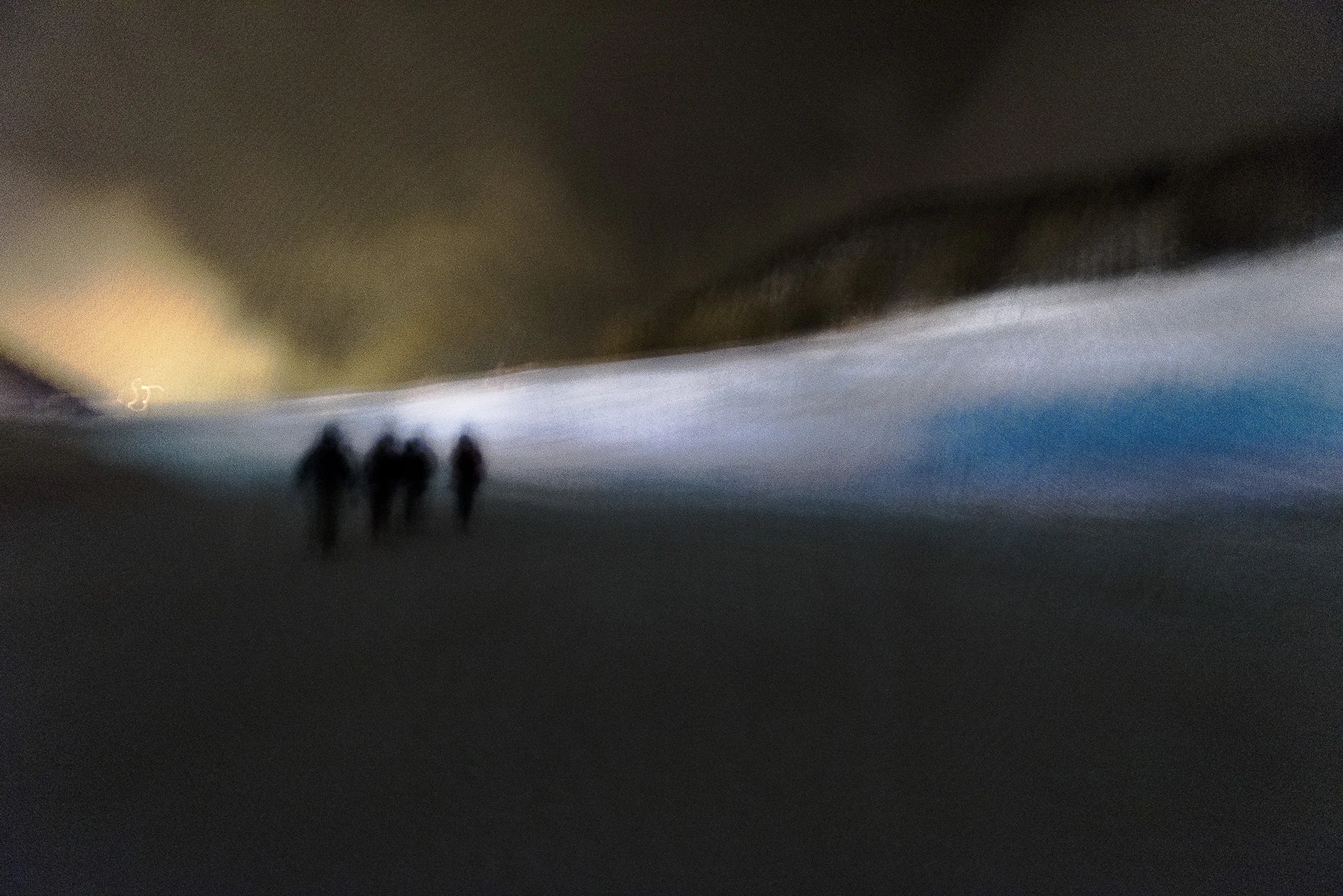 Avancer, quoiqu’il arrive et quelque soient les conditions. Par petits groupes, les exilés s’enfoncent dans la nuit et dans la neige pour traverser le plus discrètement possible la frontière. Quand ils rejoignent la route asphaltée, certains se blessent en essayant de se cacher sur les bas-côtés au passage d’une voiture. La peur de croiser la police qui a multiplié ses patrouilles ne les arrête pas. Elle leur fait juste prendre davantage de risques et emprunter des chemins plus hasardeux dans la neige. Au lieu de marcher pendant quatre heures pour rejoindre la ville de Briançon, leur périple peut durer plus de sept heures.