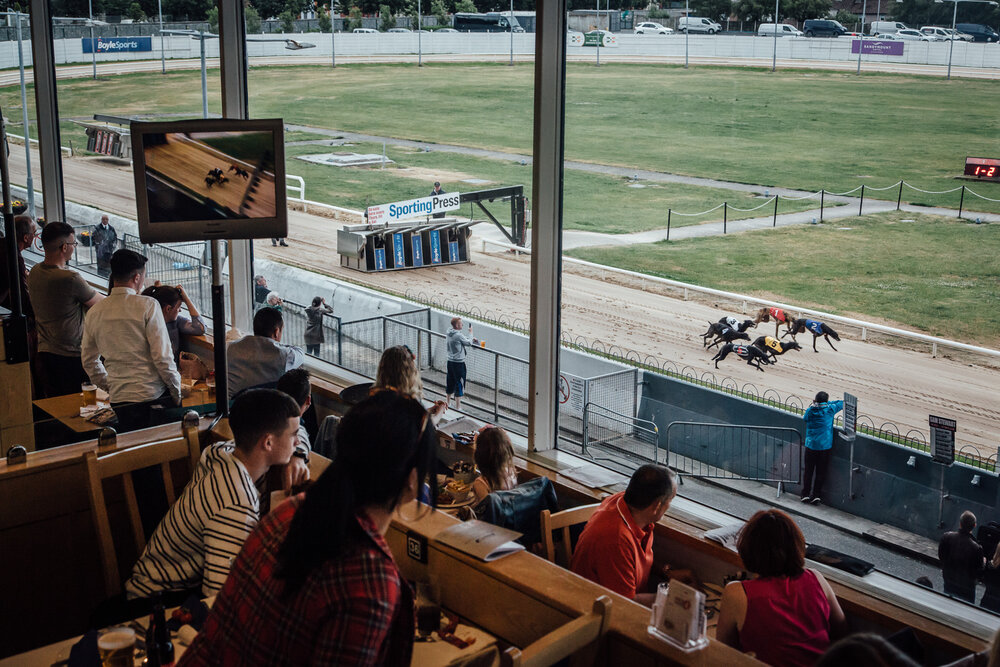  Dublin, le 16 Juin 2018. Champs de courses de shelbourne park. Les courses de lévriers sont un rendez vous incontournable de la ville. On y vient en famille, entre amis, pour miser quelques euros et passer une bonne soirée. 