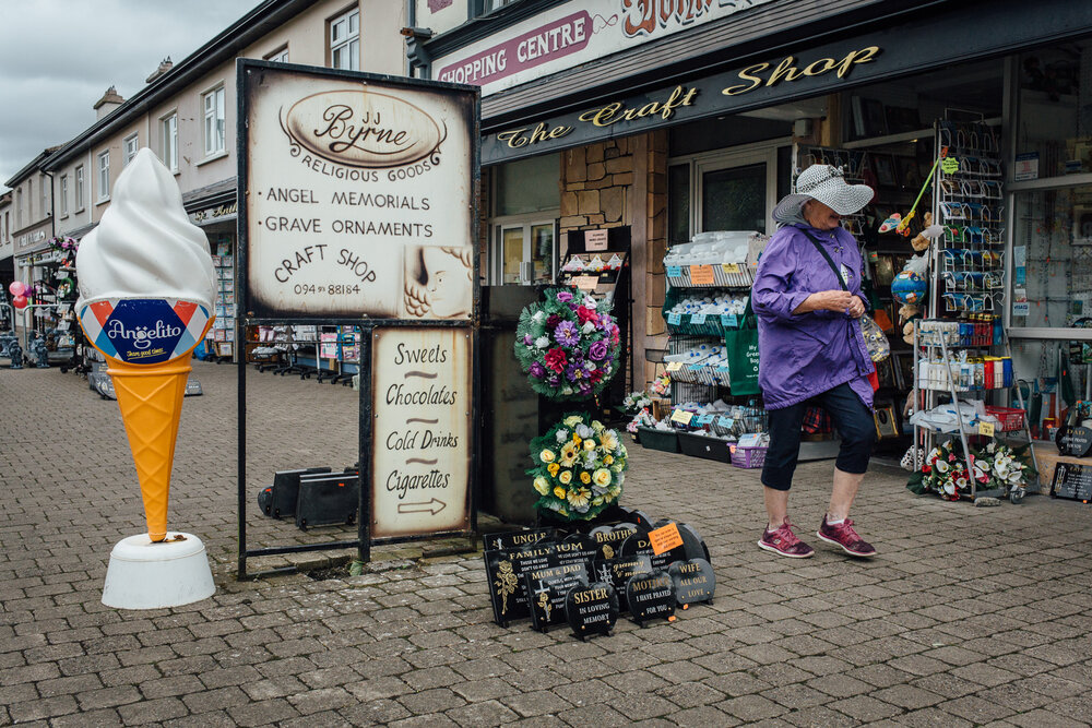  Knock, Irlande, le 17 Juin 2018. Knock est un haut lieu de pèlerinage en Irlande. La vierge serait apparue le 21 Août 1879. Chaque année, près d'un million de touristes / pèlerins y passent pour se recueillir. De nombreuses boutiques de souvenirs et