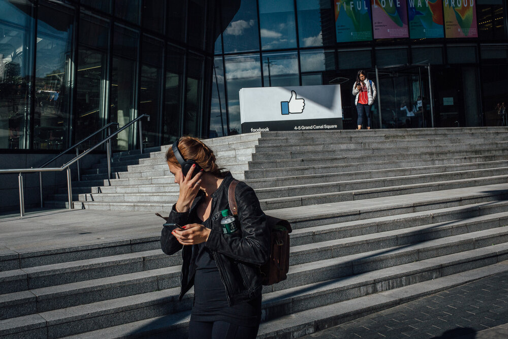  Dublin, Irlande. le 21 Juin 2018. Fin de journée devant les bureaux dublinois de Facebook, dans le quartier des docks, regroupant un grand nombre d'entreprises technologiques. Le quartier a été Baptisé "silicon docks" en référence à la Silicon Valle