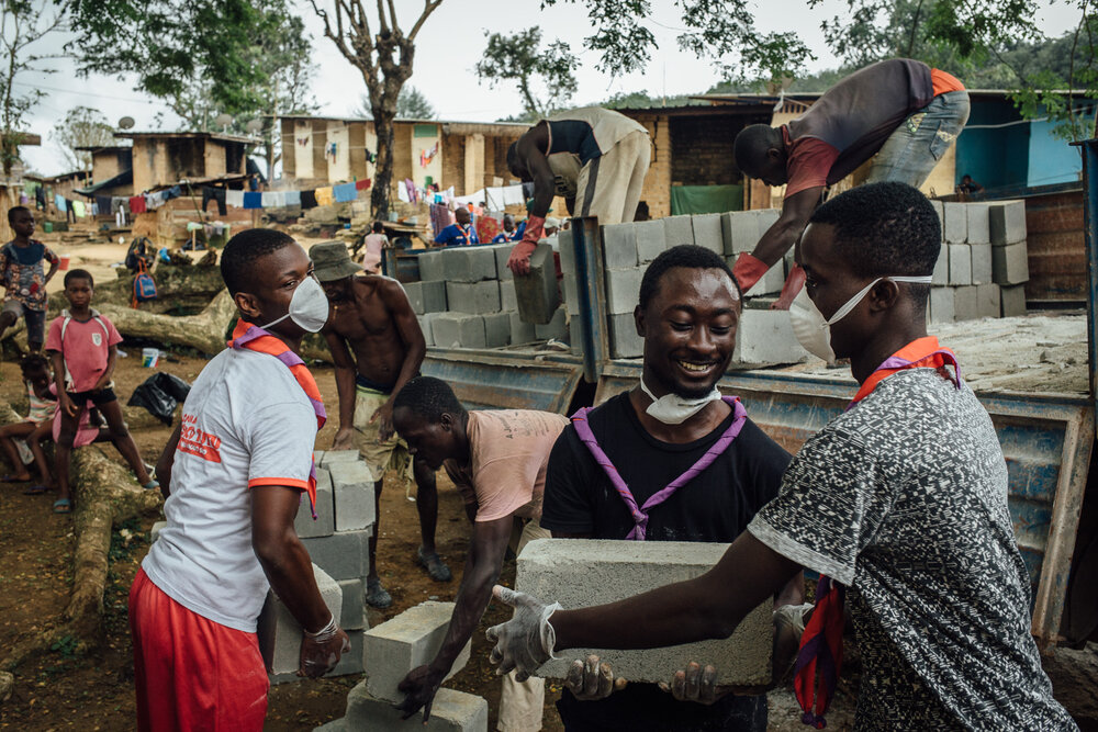  des scouts réhabilitent les latrines et creusent la fosse septique du village ayant accueilli le Jumboree de 2019, en périphérie d'Abidjan 