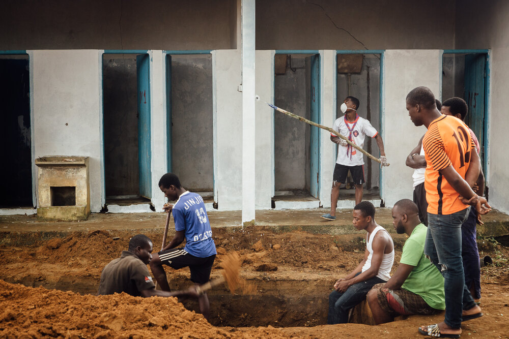  des scouts réhabilitent les latrines du village ayant accueilli le Jumboree de 2019, en périphérie d'Abidjan 