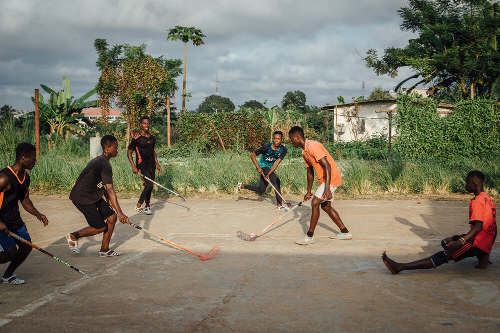  match de floorball, sur le terrain de la paroisse Saint Bernard, voisine de la maison carrée. les joueurs sont principalement des scouts. L equipe a récemment été sacrée championne de cote d'ivoire 