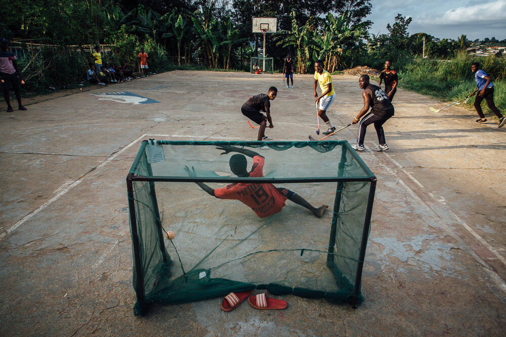  match de floorball, sur le terrain de la paroisse Saint Bernard, voisine de la maison carrée. les joueurs sont principalement des scouts. L equipe a récemment été sacrée championne de cote d'ivoire 