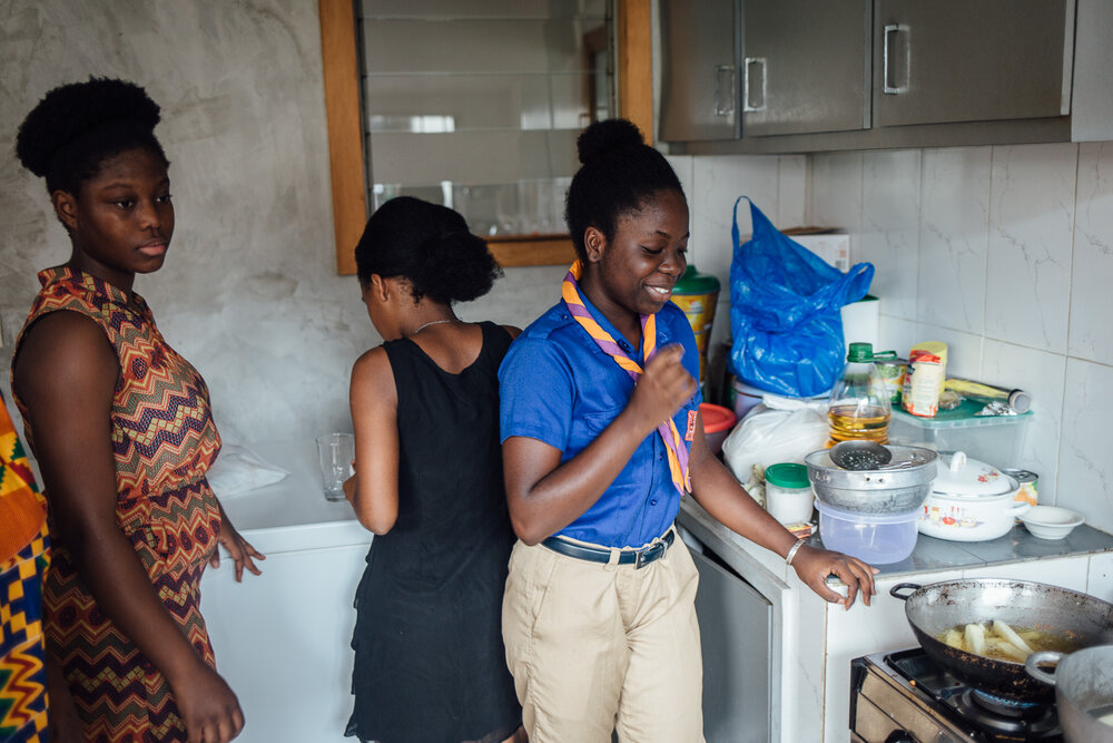  Jeune scout issue d'une famille aisée. Chez elle avec ses cousines. Sa mère l'a placée chez les scouts pour qu'elle ne fasse pas de mauvaises rencontres, pour l'encadrement. 