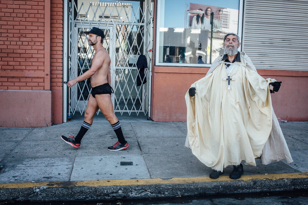  San Francisco, le 31 Juillet 2017. Quartier Soma, "Up your alley fair", festival BDSM fétichiste, qui regroupe plusieurs milliers de personnes. Je n'ai jamais su de quel côté était le prêtre sur la photo. 