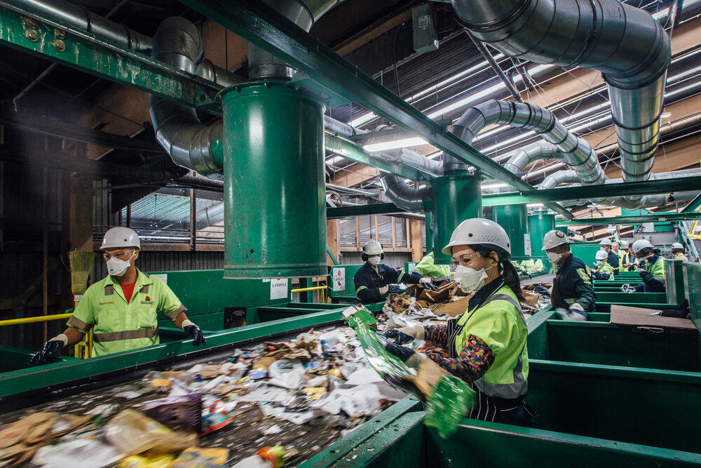  San Francisco, le 29 Juillet 2017. Recology, la coopérative qui récolte les déchets de la ville. Des montagnes de détritus s’entassent dans le hangar de 20 000 m². San Francisco s'est fixé comme objectif de recycler tous ses déchets d'ici 2020. 