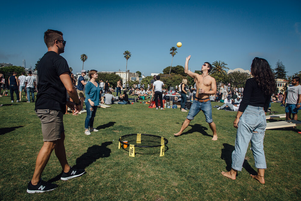  San Francisco, le 30 Juillet 2017. Dolores park, tous les week ends, pic-nic géant sur les pelouses. On s'y retrouve entre amis pour faire du sport, écouter de la musique, boire des bières... Le pikeball, nouveau sport à la mode. 