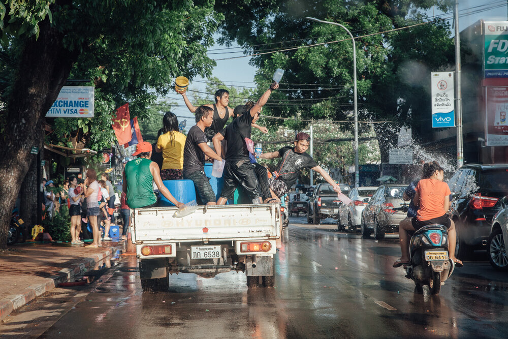  VIentiane, le 14 Avril 2017. Le pi Maï, ou nouvel an Lao, est une fête bouddhiste au cours de laquelle les habitants de la ville s'aspergent d'eau dnas les rues. La consommation d'alcool bat des records, ainsi que les accidents de la route. 