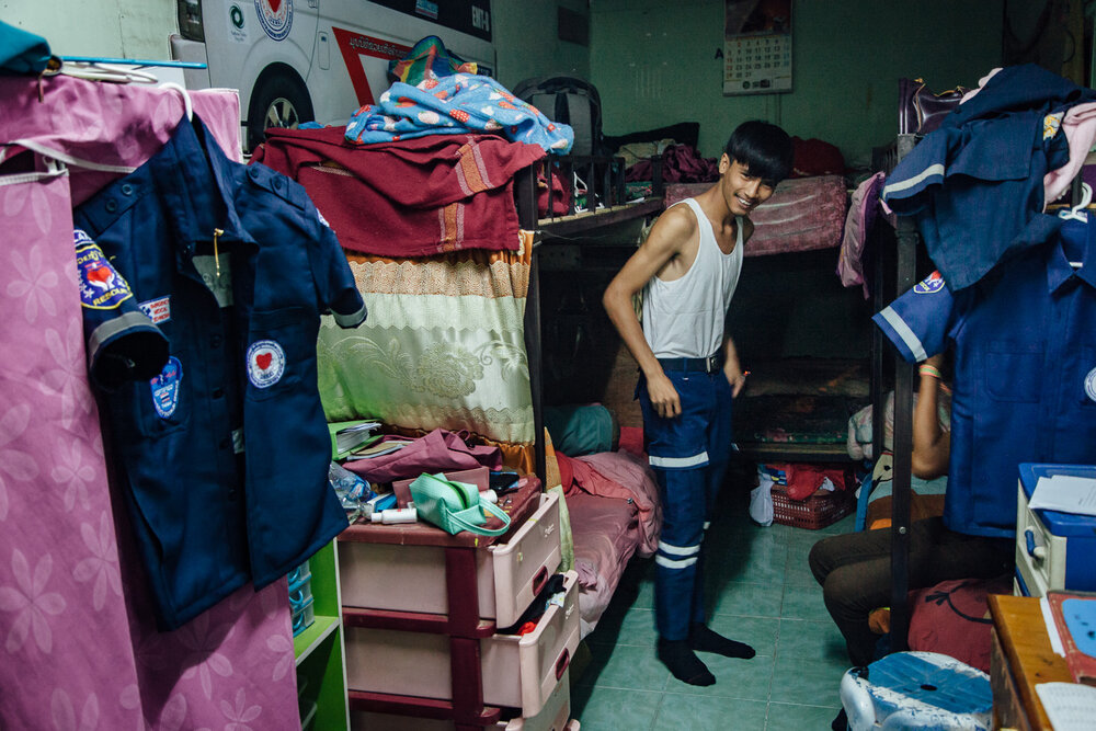  vIentiane, le 07 Avril 2017. Un des volontaires de Vientiane rescue dans une des stations. Issu d'une famille pauvre, il s'investit corps et âme dans le secourisme après une première vie de délinquant. Comme plusieurs volontaires, il suit des cours 