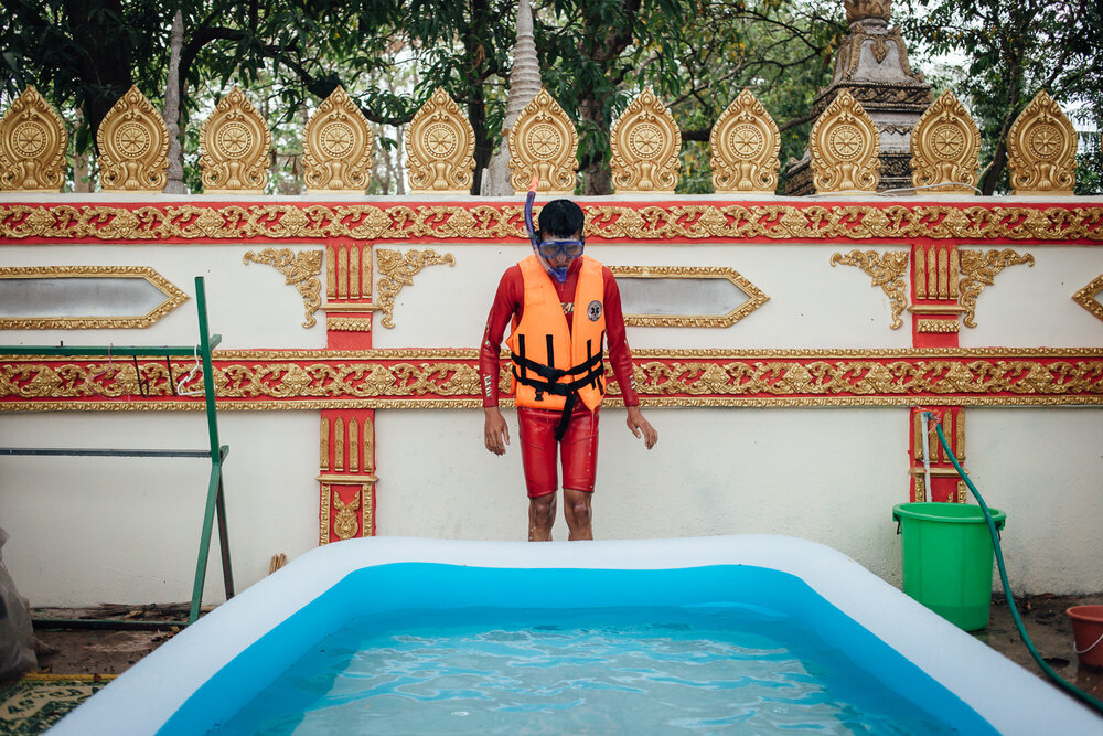  Vientiane, le 12 Avril 2017. Pendant le Pi Maï, nouvel an au Laos, un volontaire s'amuse dans une piscine gonflable avec l'équipement de plongée de l'association. 