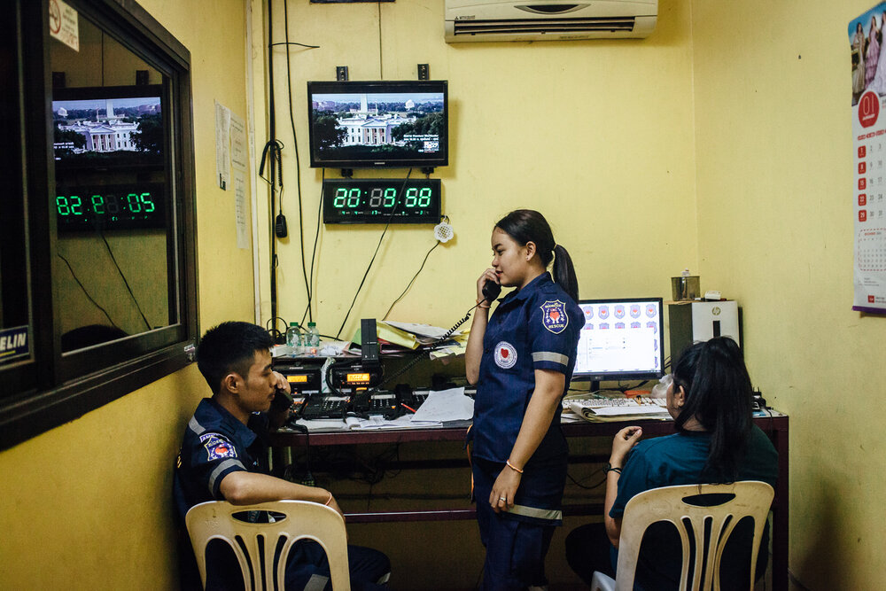  Vientiane, Laos, le 14 Avril 2017.  Centre d'appel de Vientiane Rescue. Le numero d'urgence renvoie les appels dans ce local,  puis assigne les interventions aux différentes stations.  Vientiane Rescue est un fondation de service d'urgence à Vientia