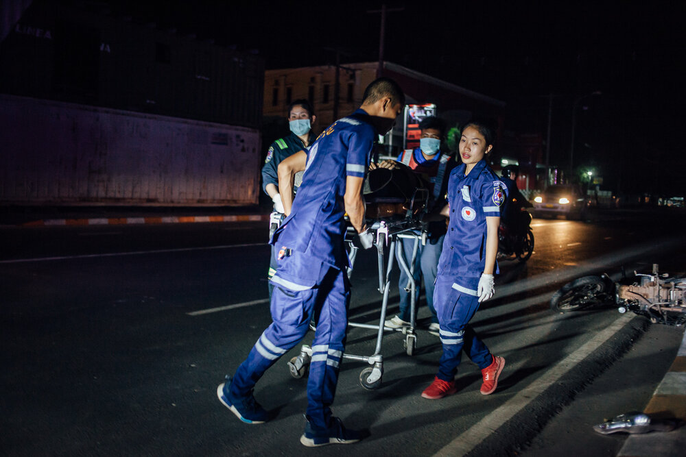  Vientiane, le 7 Avril 2017. Les volontaires évacuent un blessé grave suite à un accident de la route implicant une voiture et une moto. Les blessés sont transportés à l'hopital. 