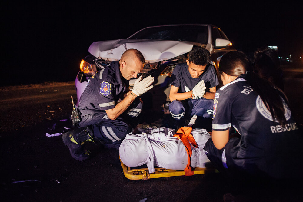  Vientiane, Laos, le 14 Avril 2017.  Arrivés sur les lieux d'un accident particulièrement violent,  Sebastien et les volontaires ne parviennent pas à réanimer le conducteur de la moto. Après l'avoir préparé pour rendre le corps à la famille, l'équipe