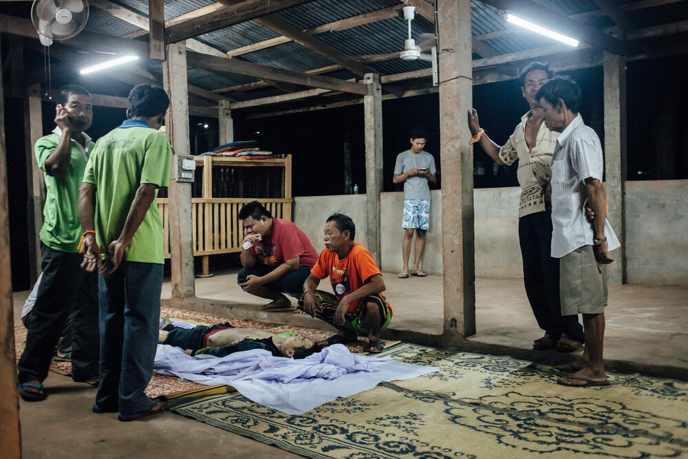  Vientiane, le 14 Avril 2017. Dans le cas d'accidents mortels, Vientiane Rescue amène le corps dans un temple bouddhiste et convoque la famille et les proches pour une cérémonie. 