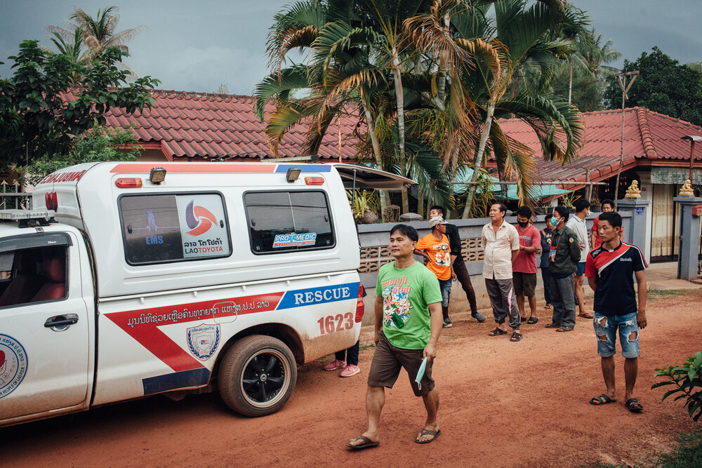  Vientiane, Laos, le 14 Avril 2017.  Une ambulance de Vientiane Rescue se gare devant une maison d'un faubourg de Vientiane. L'équipe a été appellée parce que des voisins ont découvert le corps en décomposition d'une jeune suicidée.  Vientiane Rescue