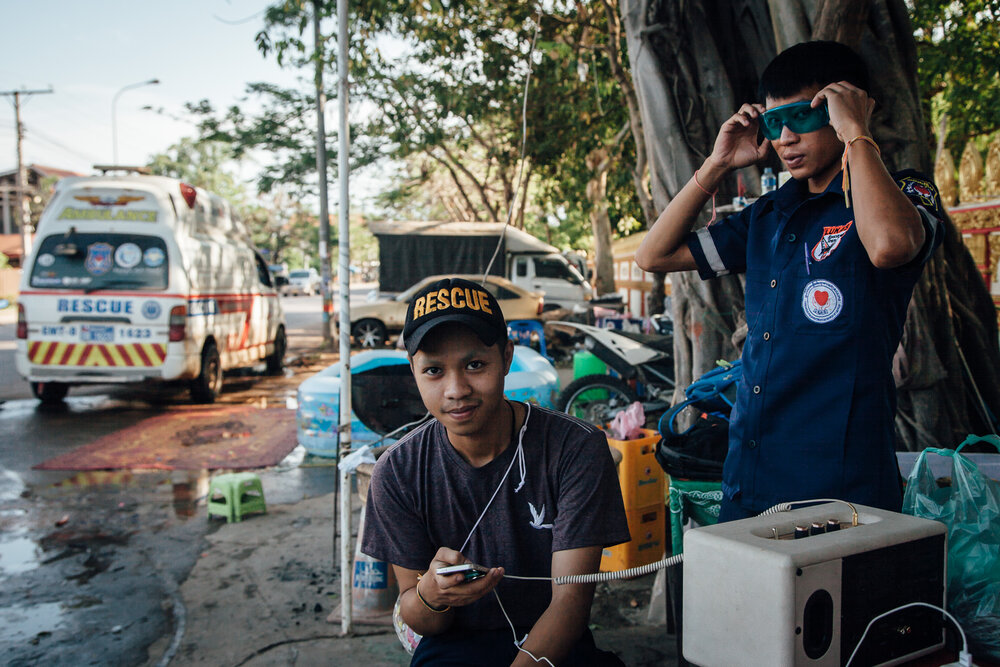  Vientiane, Laos, le 14 Avril 2017.  Durant la journée, les interventions sont plus rares. Les volontaires,  souvent très jeunes, passent le temps devant une station, en bordure de Vientiane. 