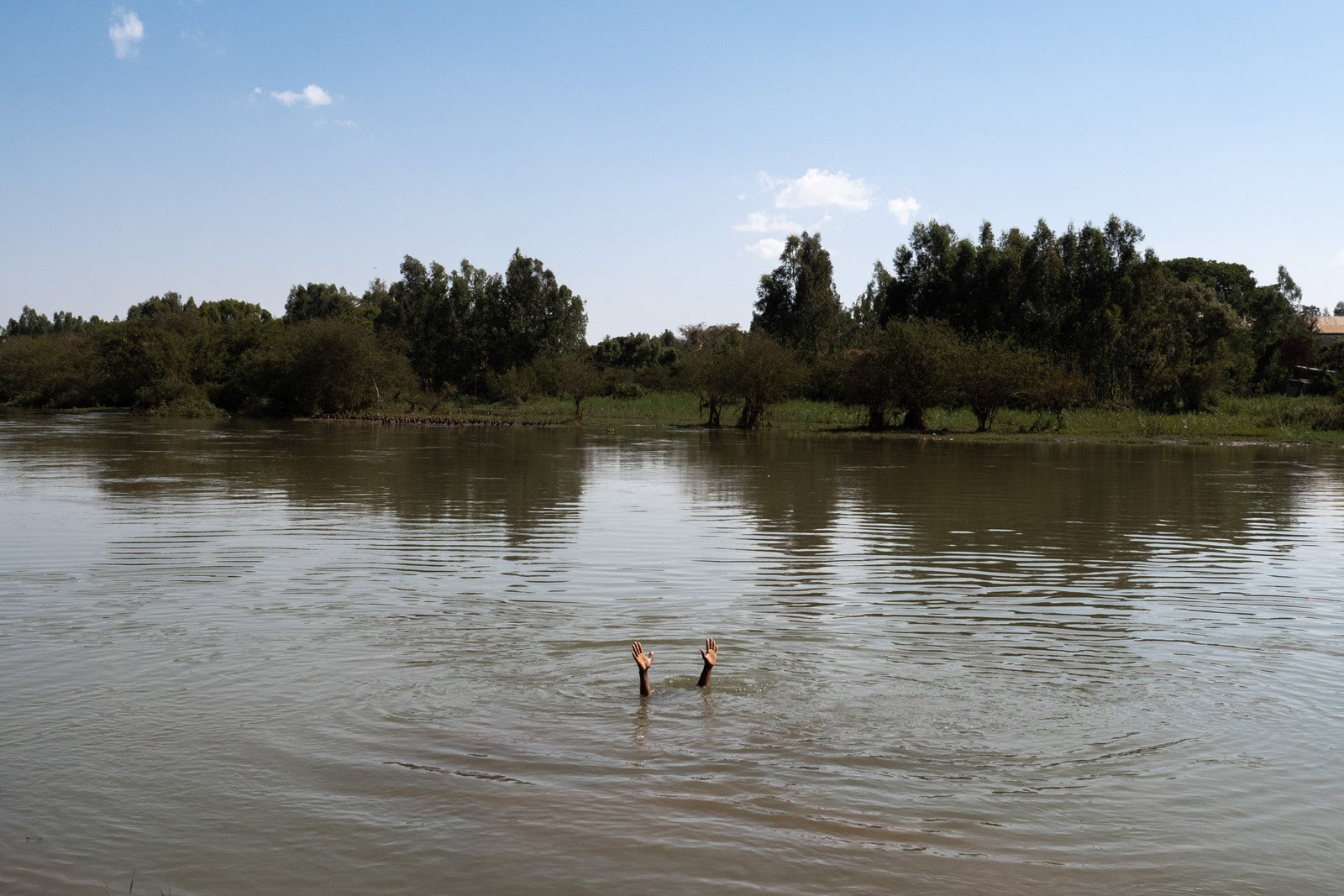  Un pélerin se baigne dans le Nil Bleu en Ethiopie. Baher Dar, 24 janvier 2021. 