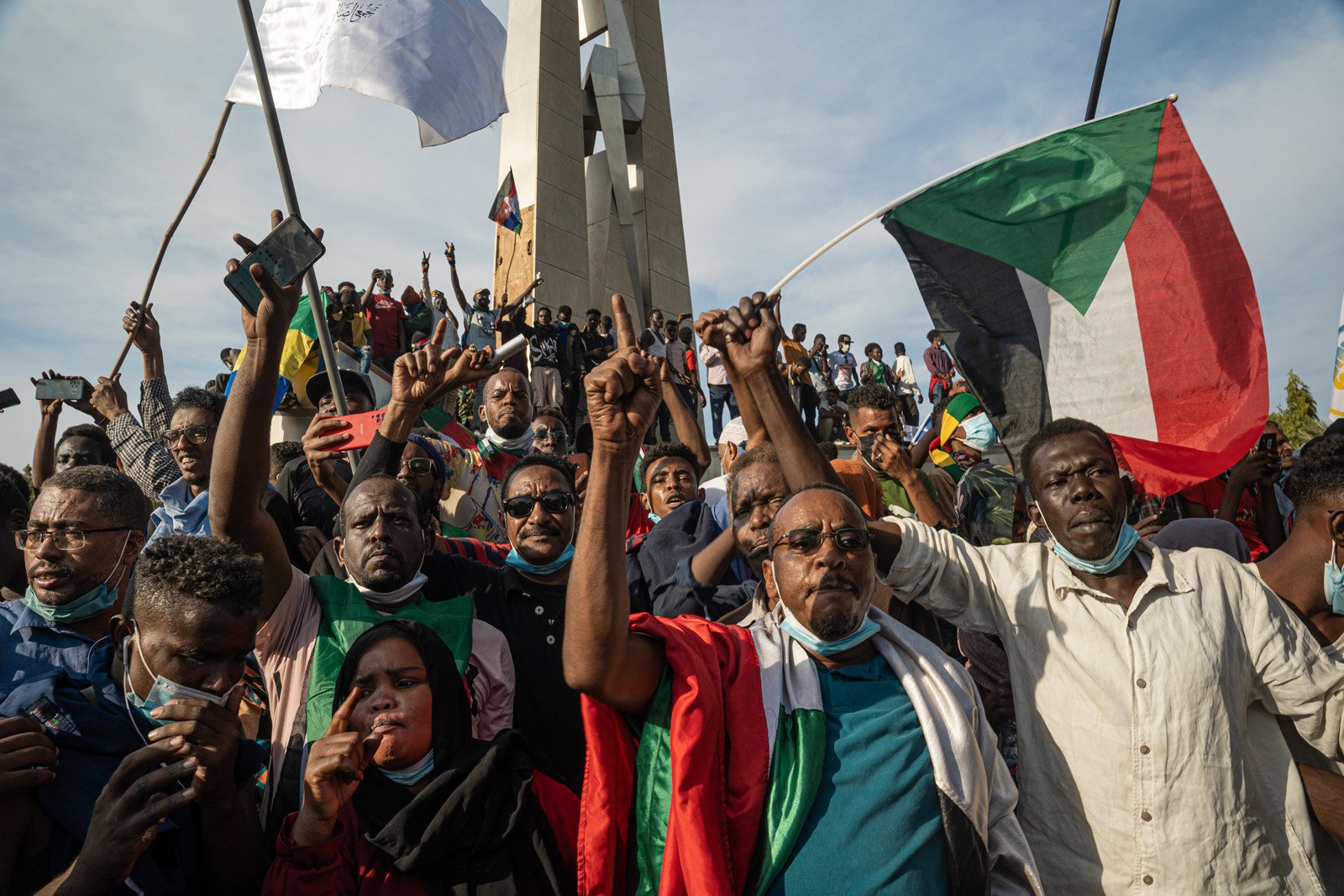  Des manifestants font le signe de la victoire le 19 décembre 2021 lors d'une manifestation célébrant les 3 ans de la révolution soudanaise. Khartoum, 19 décembre 2021. 