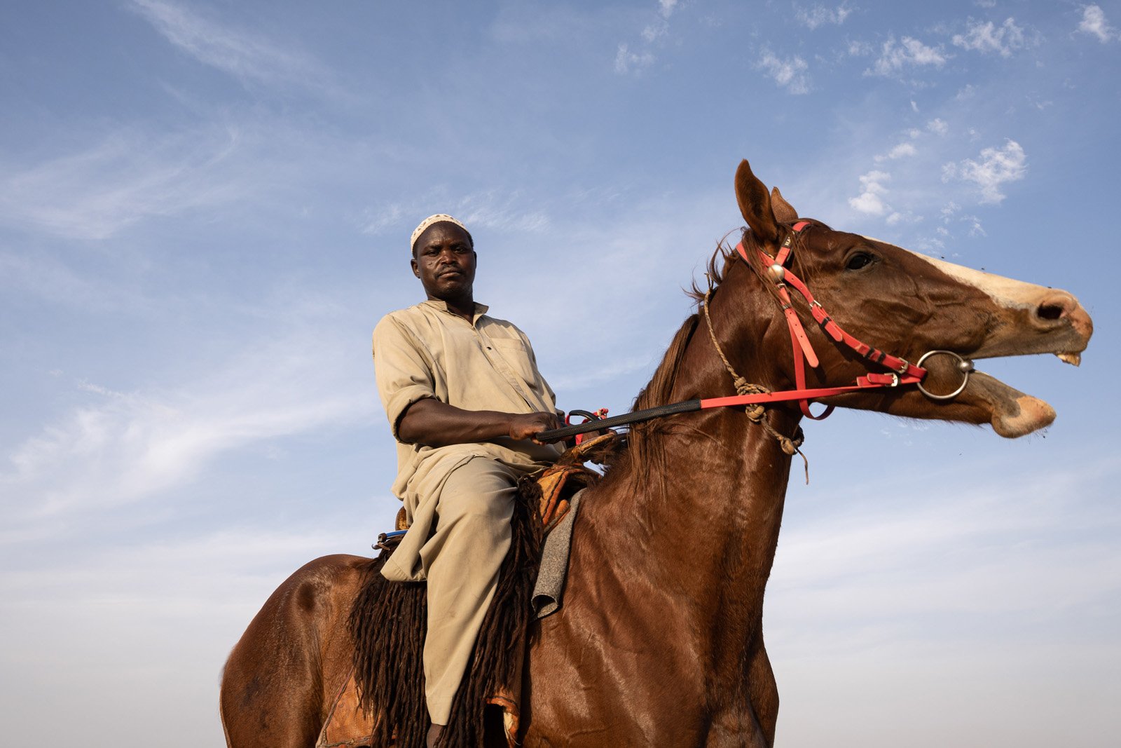  Un cavalier avec son cheval prêt de Geneina au Darfour Occidental. Soudan, 9 mars 2022. 