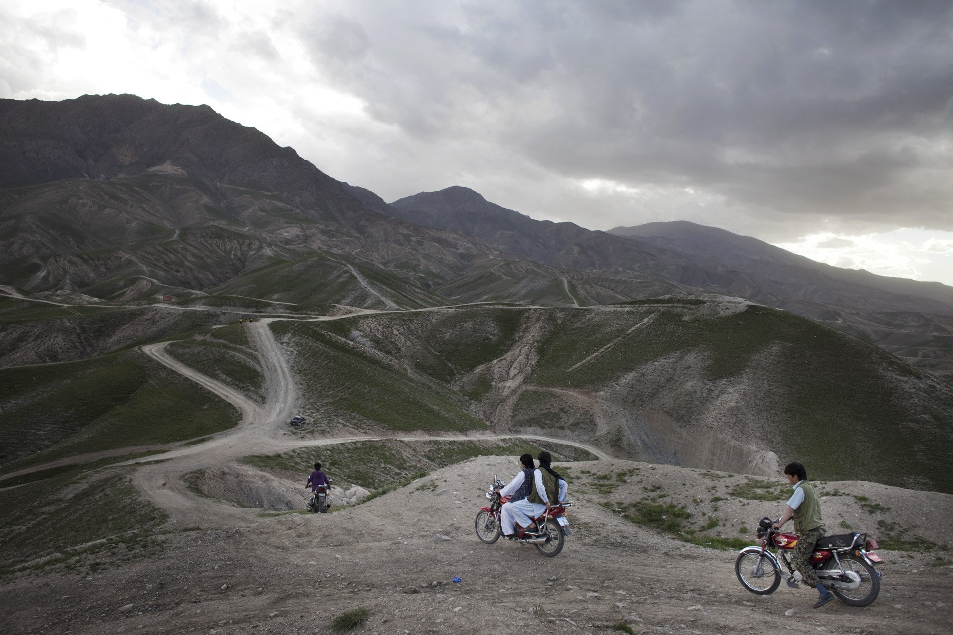  Au sud de Kaboul, la Sharak-e Omid-e Sabz, où des jeunes viennent faire de la moto. Kaboul, Afghanistan 2012 