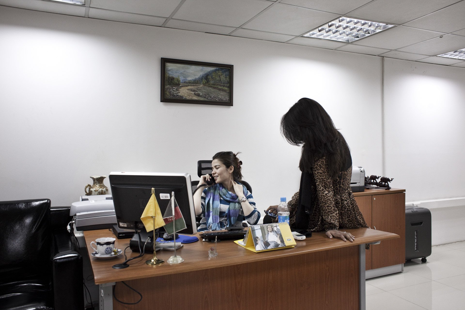  Sahar, 22 ans, est assistante de direction à MTN Afghanistan, un opérateur de téléphonie mobile sud-africain, opérant dans le pays depuis 2006. Sahar est ambitieuse et vise un poste de directrice. A ses côtés, Sadaf, collègue et amie, pianote sur so