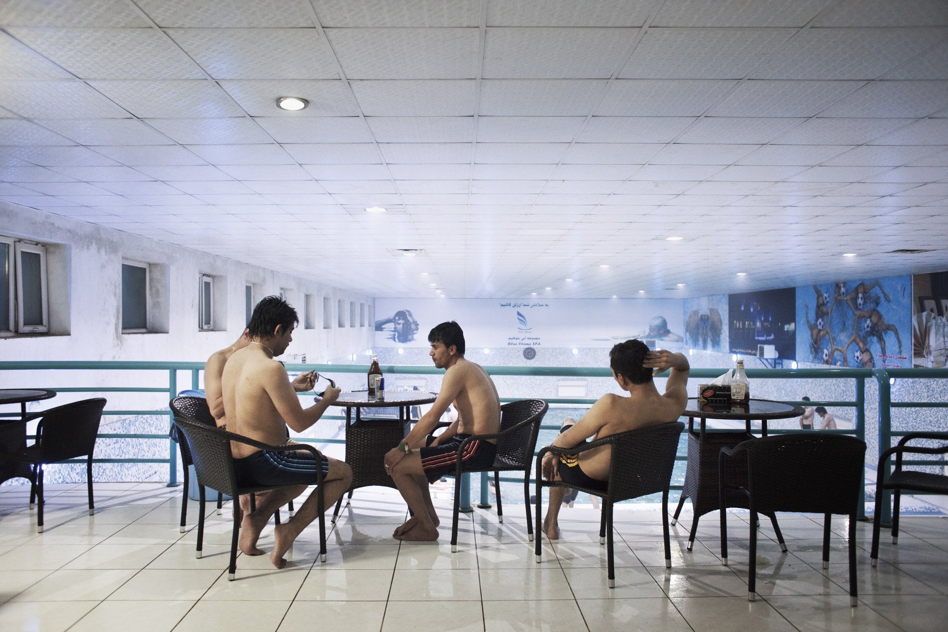  Le Blue Flame, nouvelle piscine avec spa de Kaboul, réservée aux classes moyennes et supérieures : l’accès au spa coûte l’équivalent de 15 dollars, quand le salaire moyen en Afghanistan reste de 100 dollars par mois.En 2013, 3 autres picines-spa ont