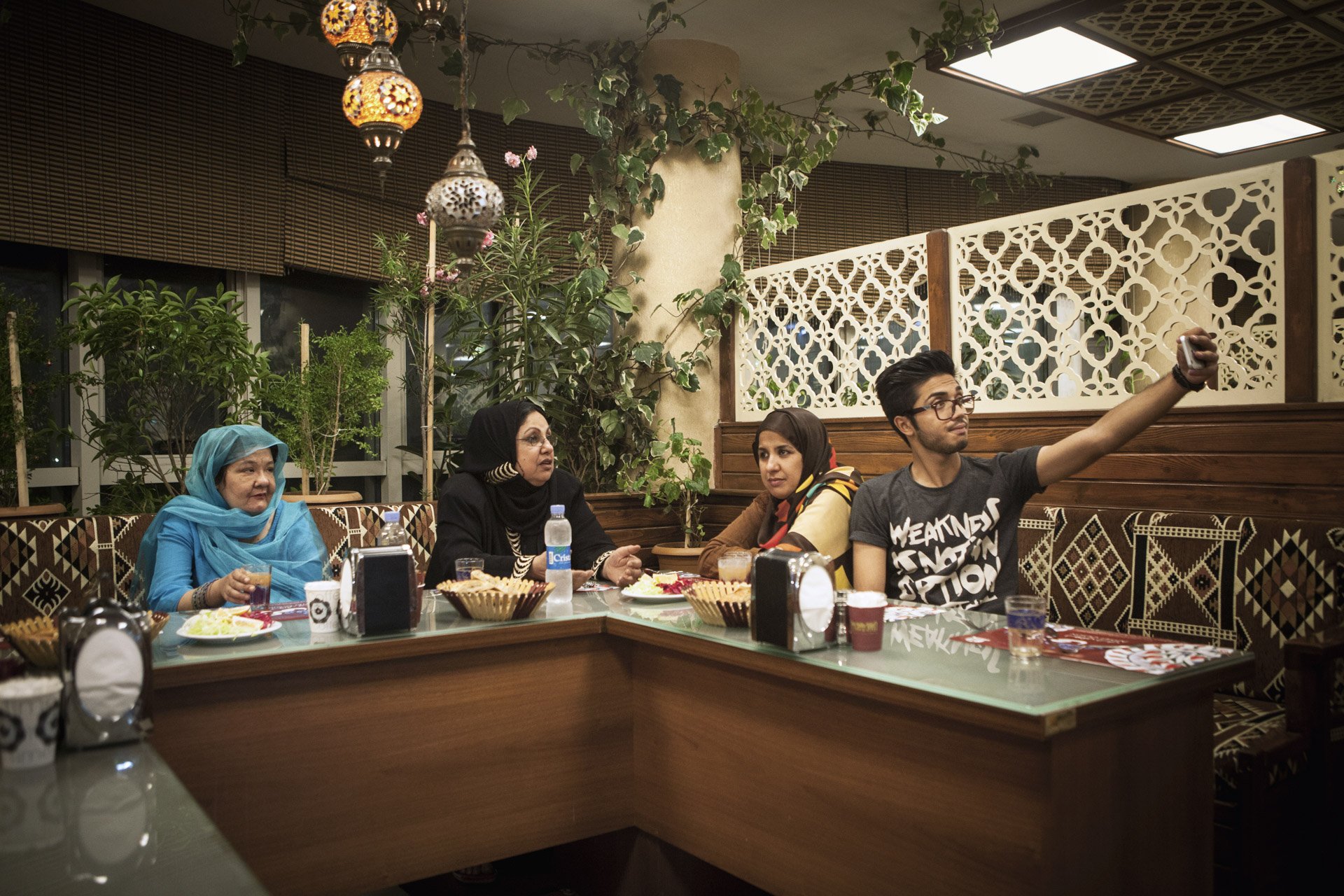  Qayce emmène sa mère et ses tantes au restaurant turc pour la Journée de la Femme. Kaboul, Afghanistan 2015 