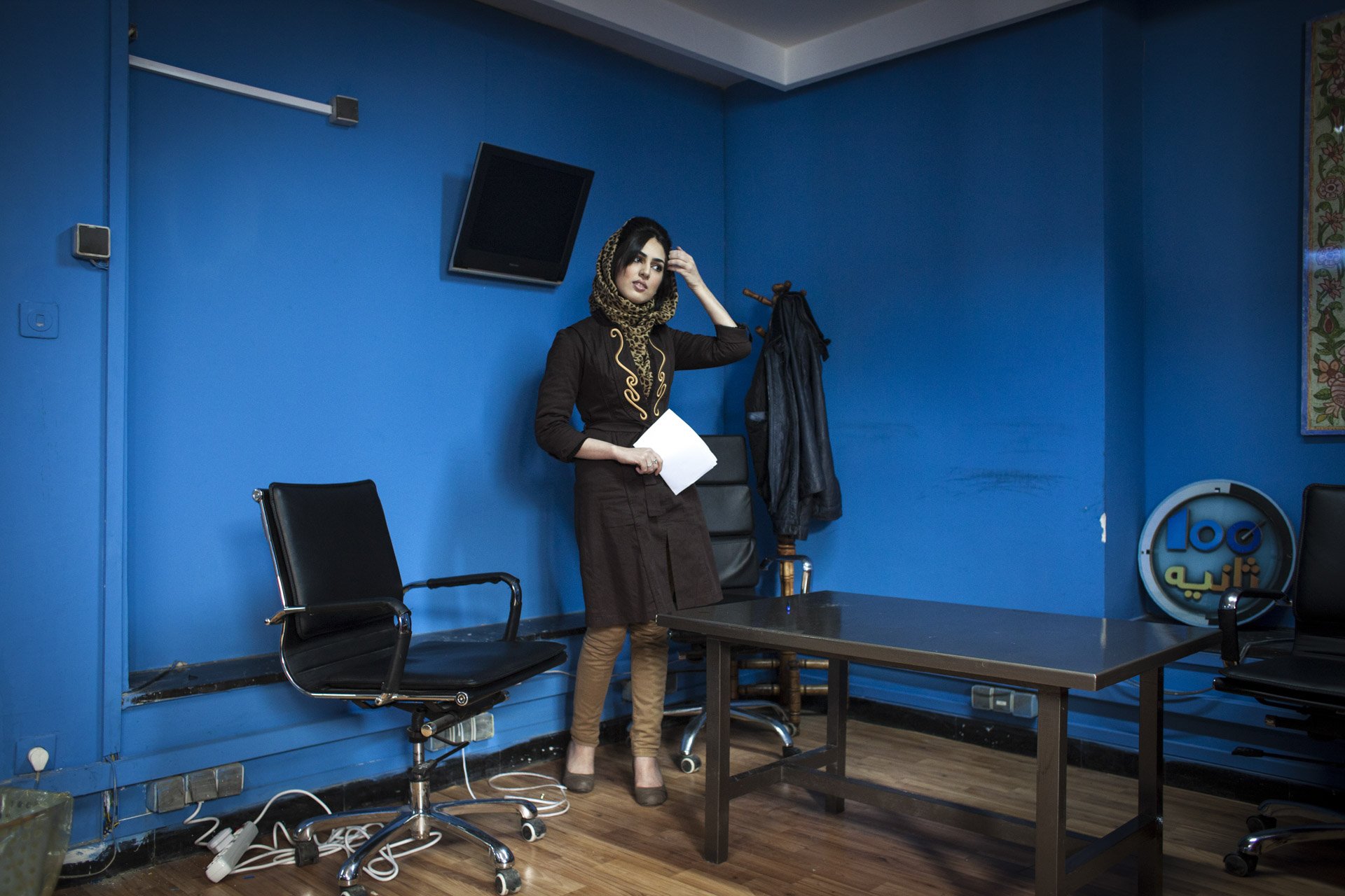  Muzhda, juste avant d'entrer en plateau. Elle anime l'émission de divertissement "Sat Sania" ("Les 100 secondes") qui est diffusée sur Tolo TV, la chaîne privée la plus populaire en Afghanistan. Kaboul, Afghanistan 2014 